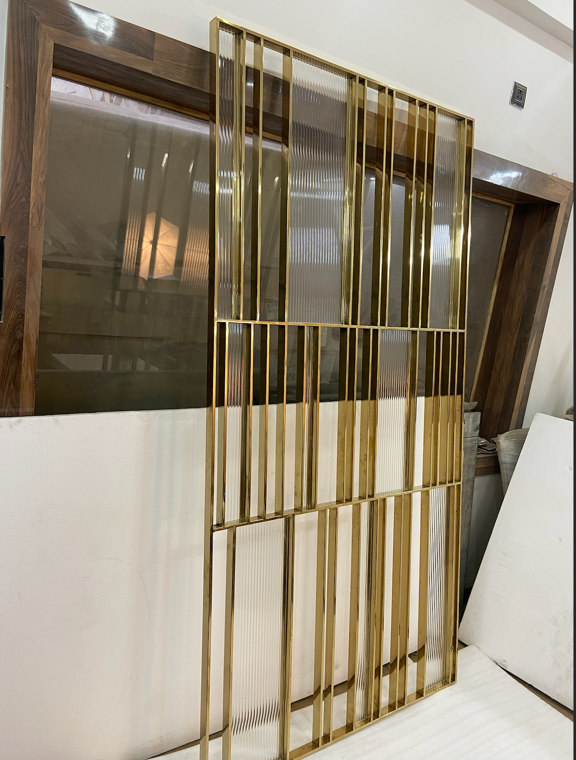 Akasa Metal Partition With Fluted Glass
